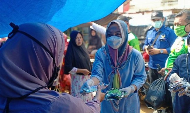 Nessy Mustafa Bagikan Masker dan Hand Sinitizer di Pasar Kalirejo