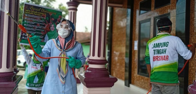 Nessy Mustafa Semprot Disinfektan di Tempat Ibadah dan Rumah Warga Kalirejo