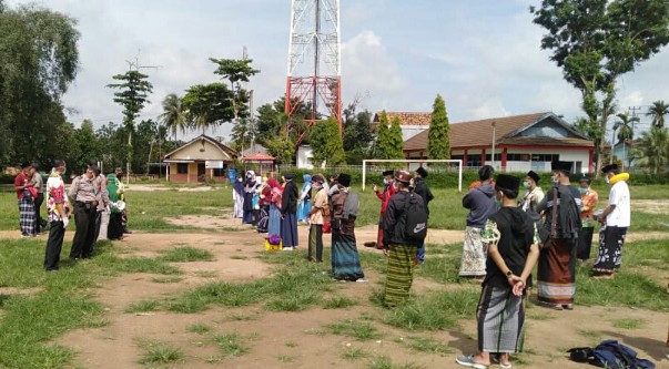 Forkompincam Kalirejo Terima Kedatangan Santri Lirboyo Berikan Skrening dan Edukasi Pencegahan Covid-19