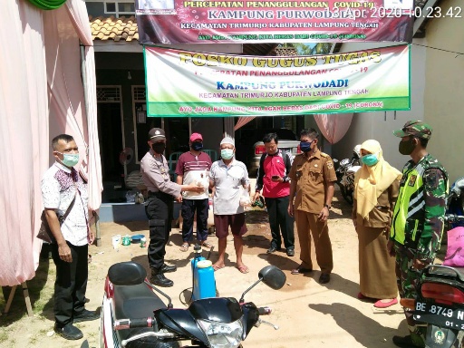 Kapolsek Trimurjo  Bagikan Masker dan Sembako