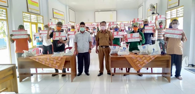 Surajaya Bagikan 4.000 Paket Sembako dan Masker saat Reses di Wilayah Lamteng