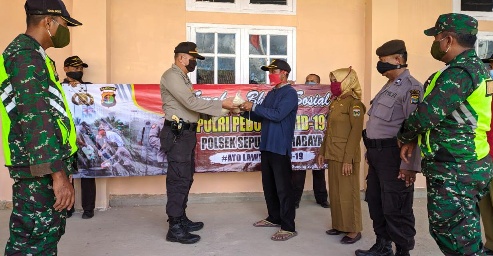 Polsek Seputihsurabaya Serahkan Bansos untuk Warga Terdampak Covid-19