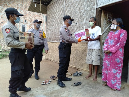 POLRI Peduli Covid-19 Polsek Kalirejo Lakukan Bhaksos