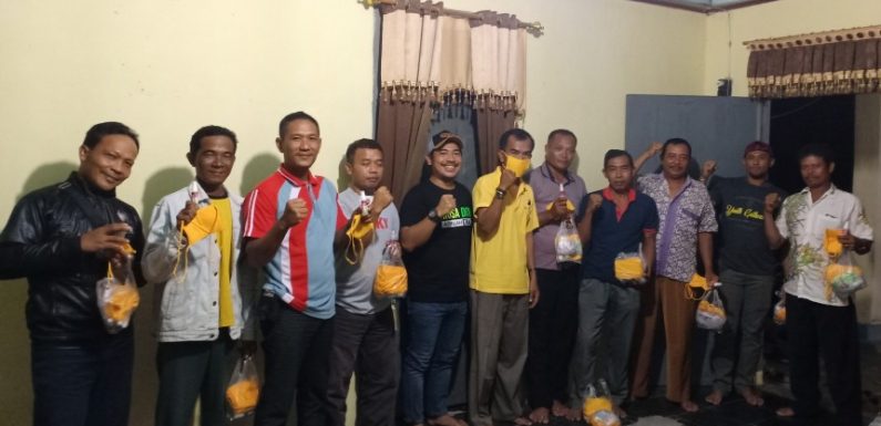 DPD II Golkar Lamteng Bagikan Masker dan Hand Sanitizer di Seputihmataram