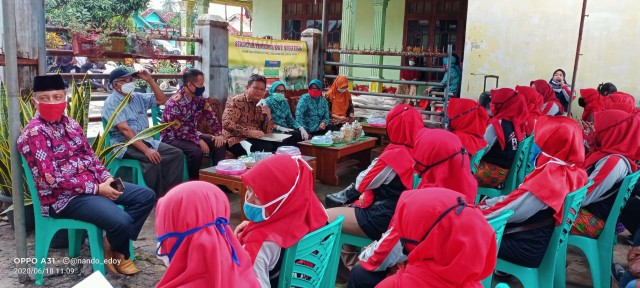 Kunker di Punggur,   Ketua TPPKK Lamteng Sosialisasi New Normal Life
