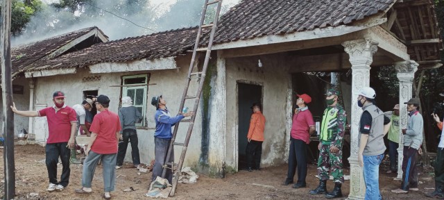 Kadinsos Lamteng dan Camat Punggur Goro Bersama Warga, Benahi Rumah Mbah Paimin yang Sempat Viral