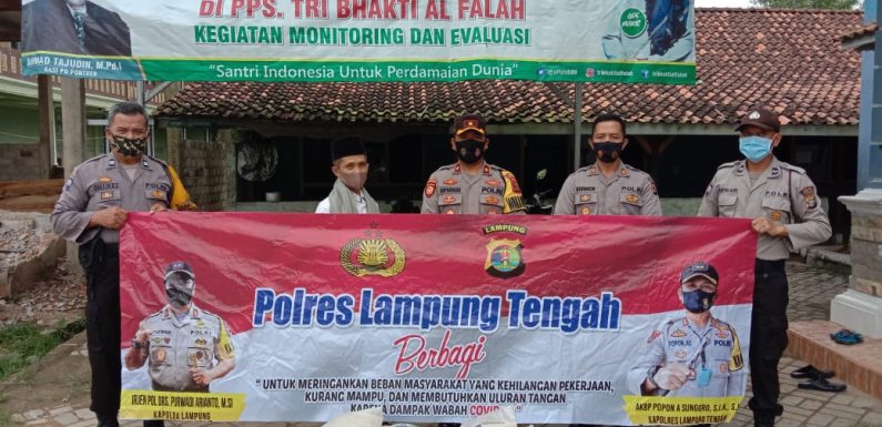 Wakapolres dan Kasat Binmas Salurkan Bantuan Beras di Ponpes Tri Bhakti Al-Falah