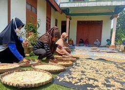 Siasati Harga Anjlok, KWT Mujirahayu Olah Singkong Jadi Produk Makanan
