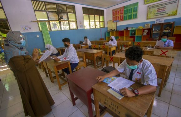 Pemerintah Salurkan Bantuan Subsidi Upah bagi Tenaga Pendidik Non-PNS