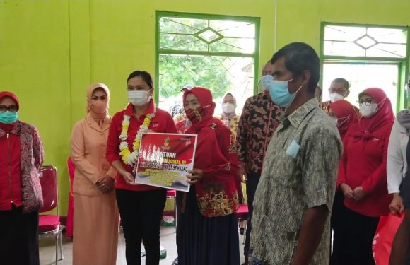 Kemensos Serahkan 2000 Paket Sembako Penanganan Covid-19 di Lamteng