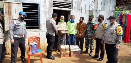 Jumat Berkah, Kapolsek Trimurjo Beri Bantuan Warga Kurang Mampu
