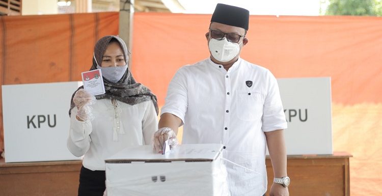 Didampingi Sang Istri Dengan Mengendarai Sepeda Motor, Ardito Wijaya Nyoblos di TPS 06 Karang Endah