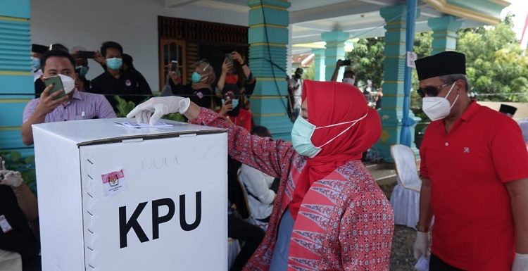 Nyoblos di TPS 01 Bumimas, Loekman Yakin Menang