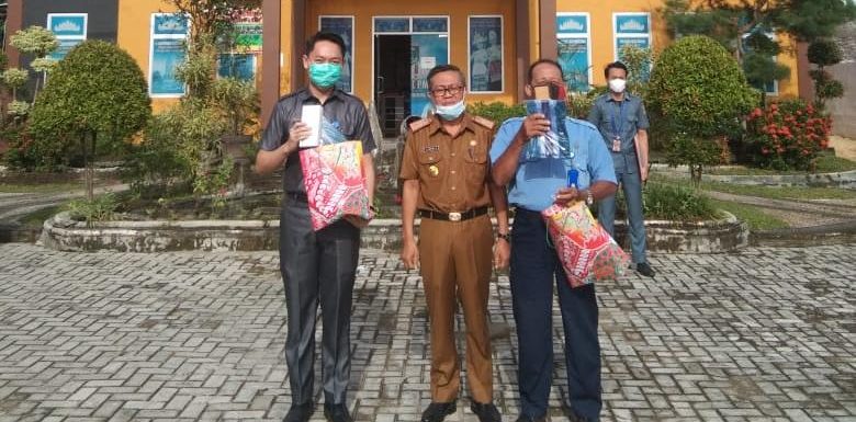 Motivasi Kinerja, Dua Pegawai DPMPTSP Lamteng Dapat Penghargaan