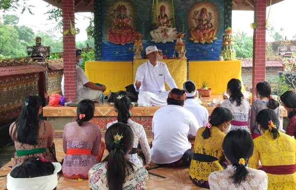 SMAN 1 Seputihmataram Peringati Saraswati
