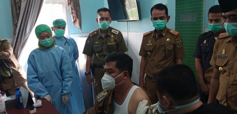 Disuntik Vaksin Kedua, Bupati Musa Ahmad Imbau Masyarakat Tidak Ragu Vaksinasi Covid-19