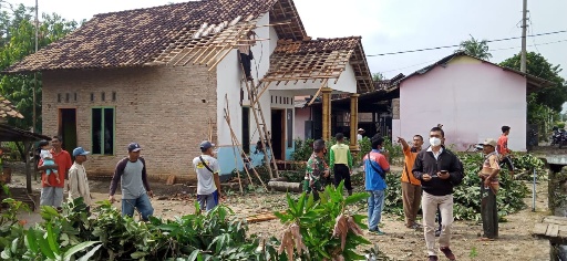 Angin Puting Beliung Terjang Pemukiman Warga Kotagajah