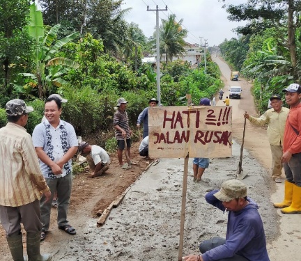 Bersama Masyarakat, Waka III DPRD Lamteng Gotong-royong Lakukan Pengecoran Jalan