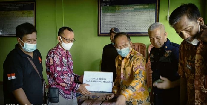 Pemda Lamteng, Berikan Paket Sembako Untuk Korban Angin Puting Beliung