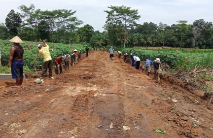 Dana Desa Tahap I Kampung Donoarum Dialokasikan untuk Membuka Jalan Pertanian