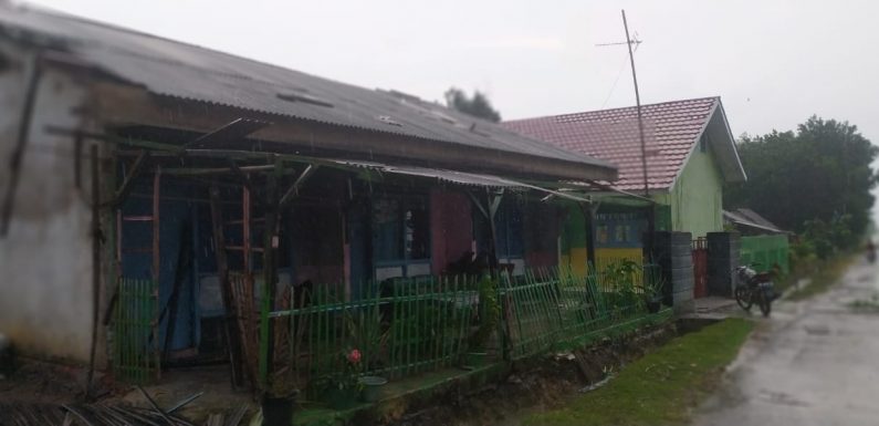 Angin Puting Beliung Hantam Puluhan Rumah Warga Buminabung