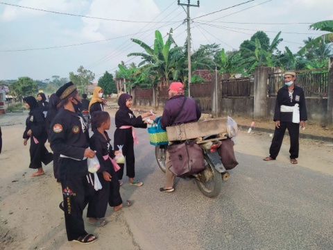Tingkatkan Jiwa Sosial, PSHT Sulusuban Bagi 230 Bungkus Takjil Gratis