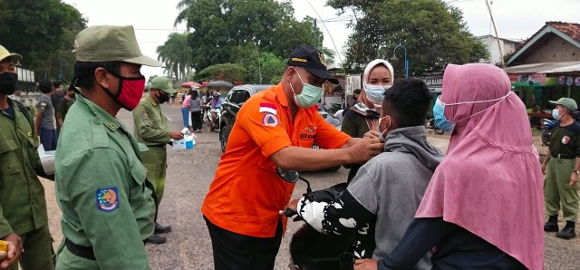 Aparatur Kampung Poncowati Bersama Komunitas Koppi Pcw dan OMK Bagikan 200 Takjil Gratis