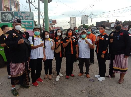 Sebagai Bentuk Solidaritas, Ketua Pemuda Katolik Komcab Lamteng, DPABI, PAB dan MBI Ikut Berbagi Takjil Gratis