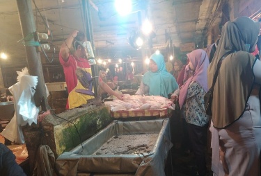 Harga Daging Ayam di pasar Plaza Bandarjaya Merangkak Naik