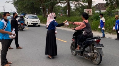 Karta Trimurjo Berbagi Takjil untuk Pengendara