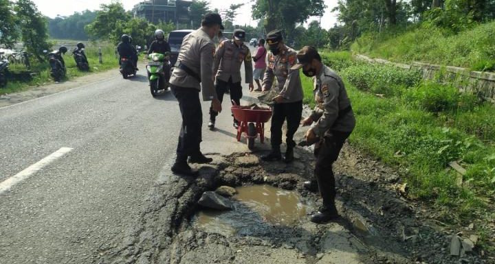 Tak Ingin Ada Korban Lakalantas, Kapolsek Trimurjo Timbun Jalan Berlubang