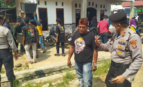 TNI/Polri dan Satgas Covid Bubarkan Acara Kuda Lumping di Bumiratunuban