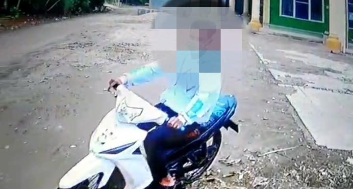 Viral! Seorang Pemuda Terekam CCTV Bobol Kotak Amal Masjid Nuruss Salam Liman Benawi