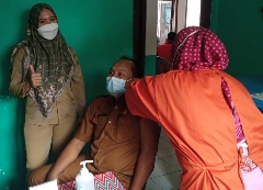 Puluhan Guru di Seputihsurabaya Jalani Vaksinasi Covid-19 Perdana