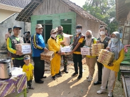 Pendamping PKH Trimurjo Berikan Bantuan Sembako Kepada Penerima Program Bedah Rumah