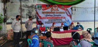 Kanit Binmas Polsek Punggur Tinjau Pelaksanaan Vaksinasi Covid-19 di Pospol Kotagajah