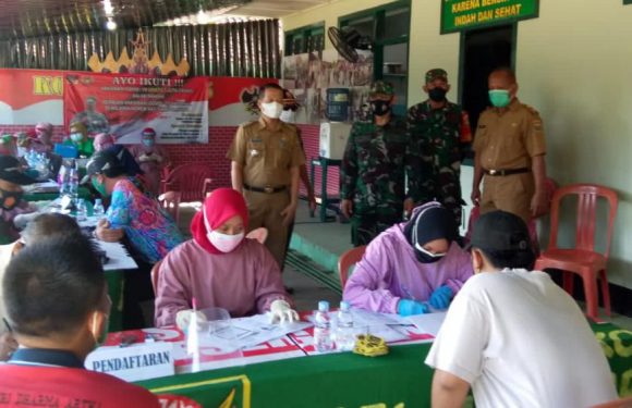Vaksinasi TNI di Koramil 411-05/Punggur  Diserbu Warga