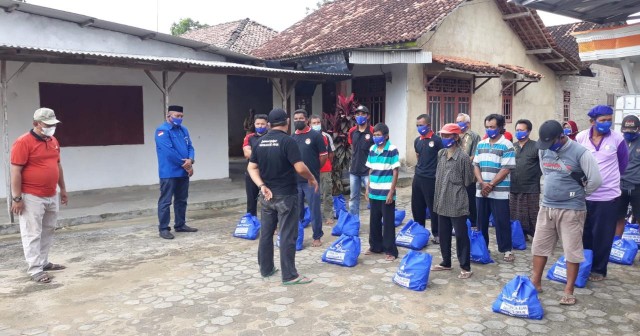 Marwan Cik Asan Bagikan Paket Sembako untuk Warga Terdampak Pandemi