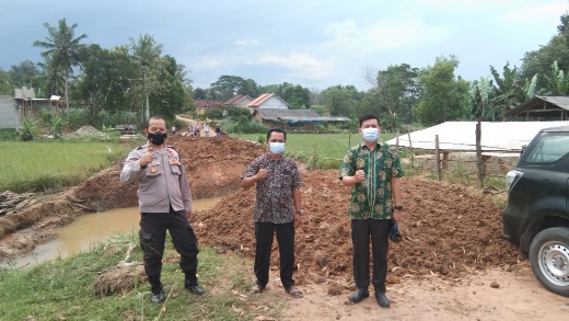 Camat Waypengubuan Tinjau Jembatan di Putralempuyang