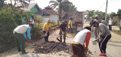 Dipimpin Oleh Camat, Forkopincam Trimurjo Timbun Jalan Berlubang