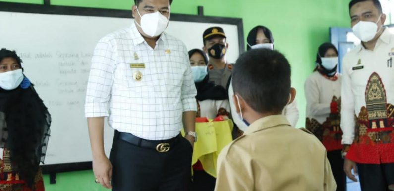 Pantau PTM, Bupati Lamteng Minta Aturan Prokes Ditegakkan
