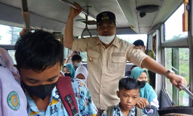 Kejutan, Bupati Musa Jemput Murid Sekolah Pakai Bus