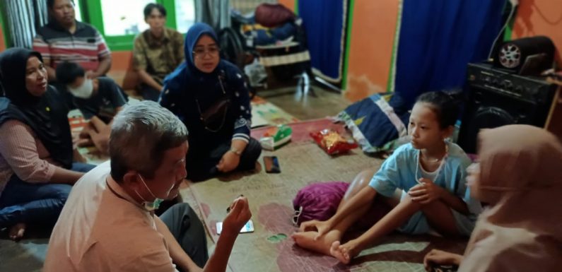 Gerak Cepat, Camat Kotagajah Bersama Kapuskes Kunjungi Bocah yang Mengalami Pembengkakan Lutut