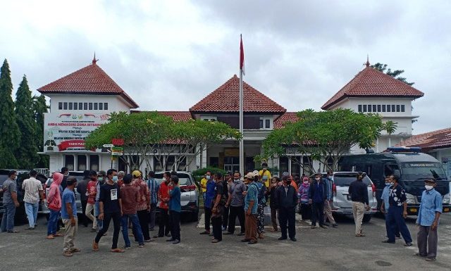 50-an Warga Sriwaylangsep Laporkan Oknum Kakam ke Kejari Lamteng