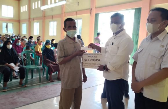 Kampung Donoarum Seputihagung Salurkan BLT 2021 kepada 180 KPM