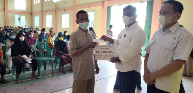 Kampung Donoarum Seputihagung Salurkan BLT 2021 kepada 180 KPM