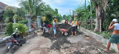 Dukung Muktamar NU ke 34, Warga Lingkungan 1 Seputihjaya Gotong-royong Perbaiki Jalan