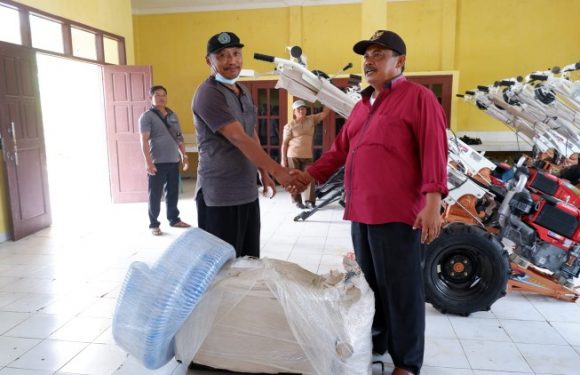 Awali Tahun Baru, Ketua DPRD Lamteng Sumarsono Bagikan Alsintan di Balai Benih Trimurjo.
