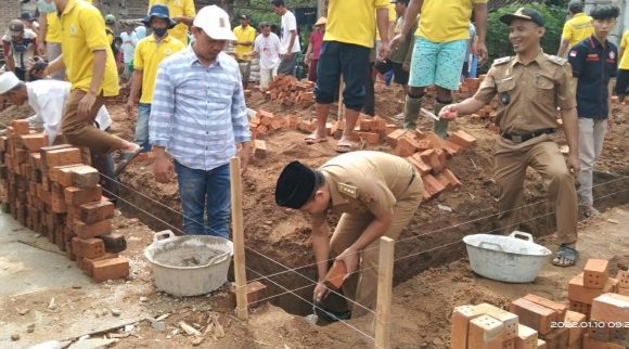 Perangkat dan Warga Kampung Sridadi, Lakukan Baksos Bedah Rumah Swadaya