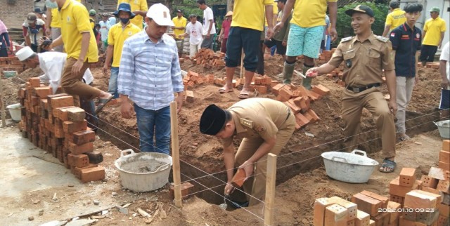 Perangkat dan Warga Kampung Sridadi, Lakukan Baksos Bedah Rumah Swadaya
